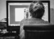 dipendente che guarda un monitor