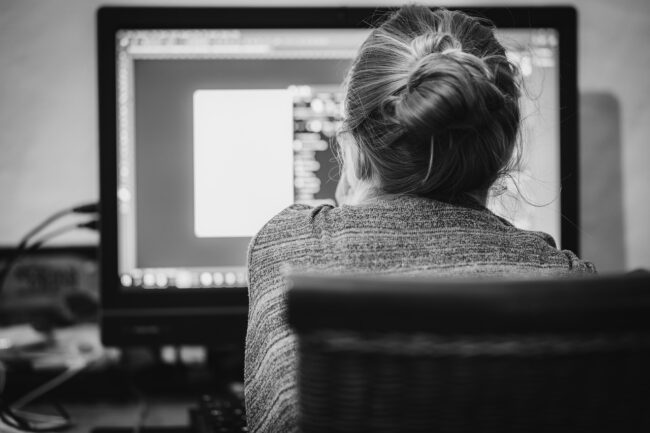 dipendente che guarda un monitor