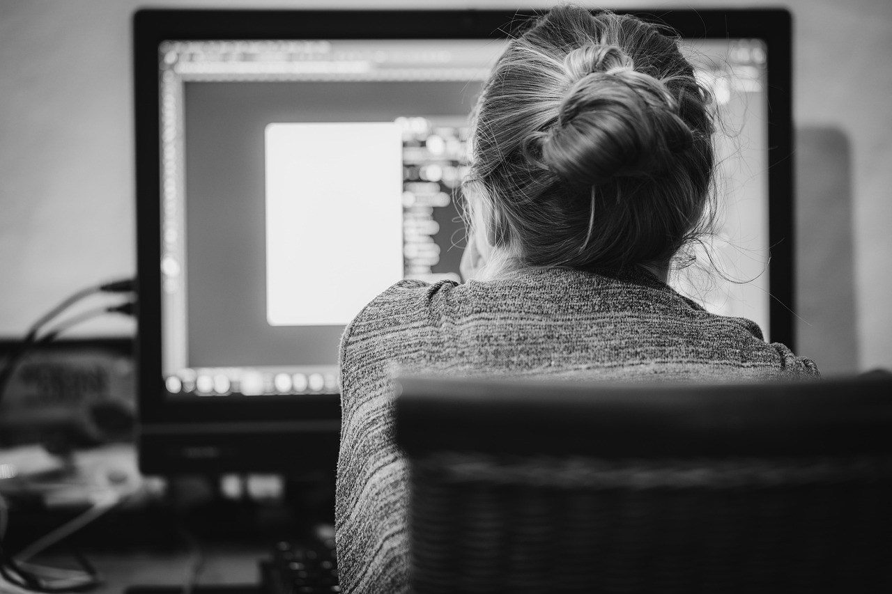 dipendente che guarda un monitor