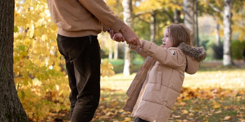 padre-figlia padre con figlia in un parco autunnale