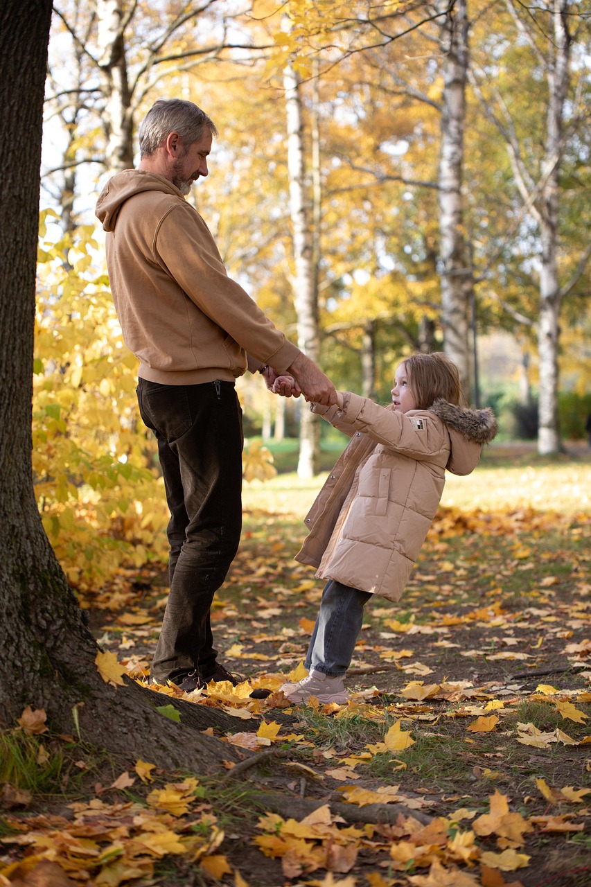padre con figlia in un parco autunnale